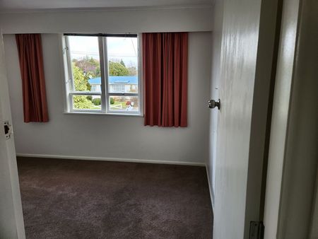 Cozy 3 bedroom house in a good neighbourhood - Photo 2