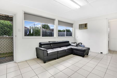 Family Home&comma; Perfect Location - Photo 4