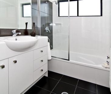 Spacious townhouse in convenient location - Photo 6