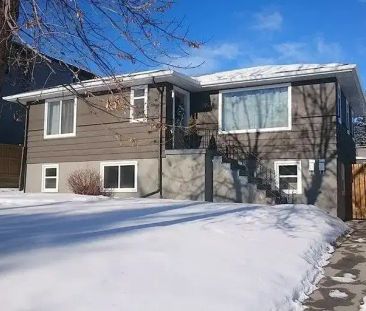 Renovated Main Floor, | 1948 26 Avenue SW, Calgary - Photo 1