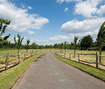 An extensively refurbished five bedroom country house with an indoo... - Photo 2