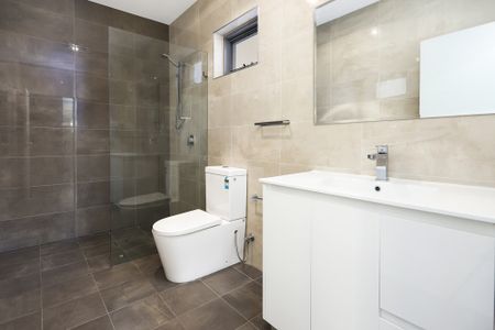 Grand Three Bedroom Townhouse Style Apartment! - Photo 4