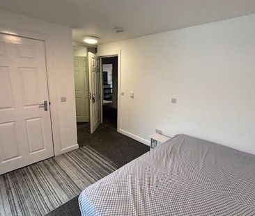 1 bedroom in a flat share to rent - Photo 5
