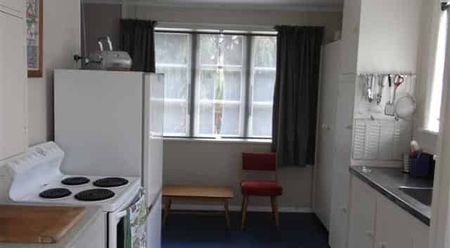 3 Bedroom home with self contained sleepout - Photo 4