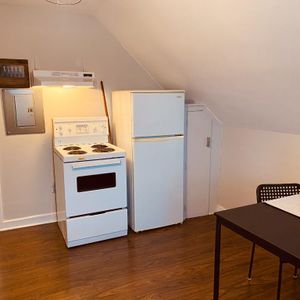 Libre maintenant- Petit appartement prêt a vivre - Chauffage, eau chaude, meubles et WIFI inclus - Photo 2
