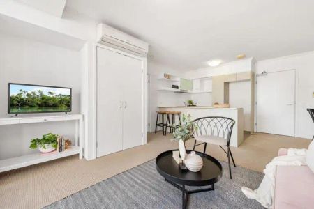 “Contemporary Two-Bedroom Apartment – Prime South Brisbane Location” - Photo 3