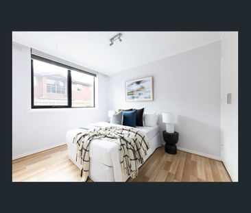 Beautifully built, meticulously maintained & surprisingly spacious - Photo 3