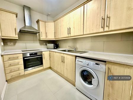3 bedroom flat to rent - Photo 4