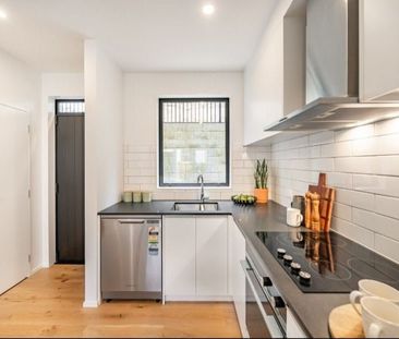 Modern two bedroom town house - Photo 6