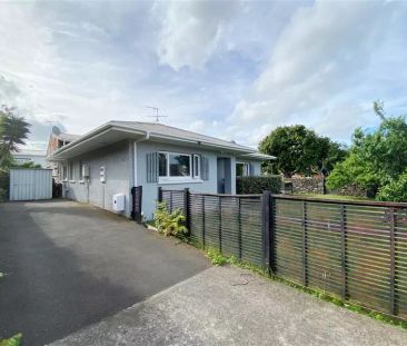 Charming Three-Bedroom Bungalow in Sandringham/Kingsland - Photo 1