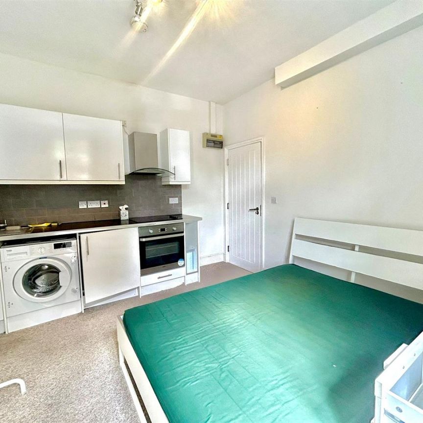 The Vale, Acton, W3, London - Photo 1