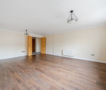 High Street - Photo 2