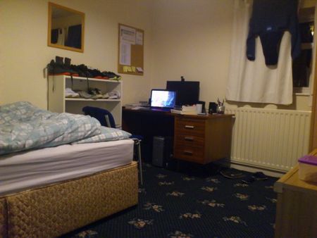 3 bed semi, furnished, close to campus, v.good decor. all bills inc - Photo 3