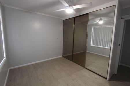 Immaculate Home Includes Security Alarm & A/C - Walking Distance to Shops & Transport - Photo 5