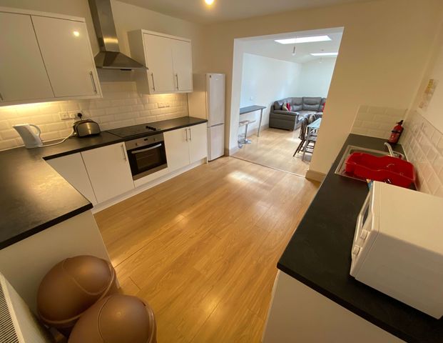 Hewson Road Room 5 - Photo 1