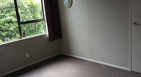 Spacious family home in Maungaraki - Photo 3