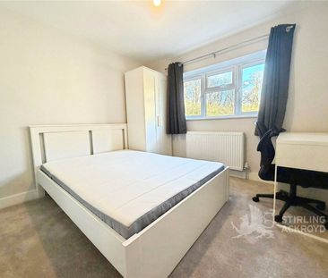 Applegarth Avenue, Guildford, Surrey, GU2 8LP - Photo 2