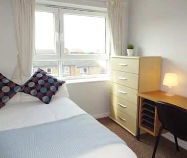 3 bedroom flat to rent - Photo 4