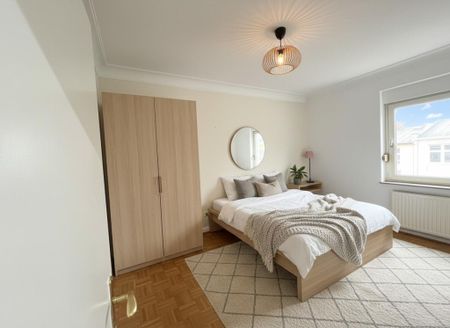 Lichtdurchflutete Altbauwohnung mit Terrasse für stilvolles Stadtleben - Photo 2