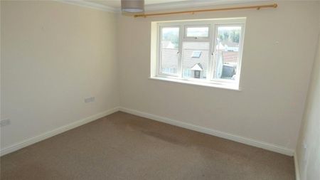 2 bedroom end of terrace house to rent - Photo 2