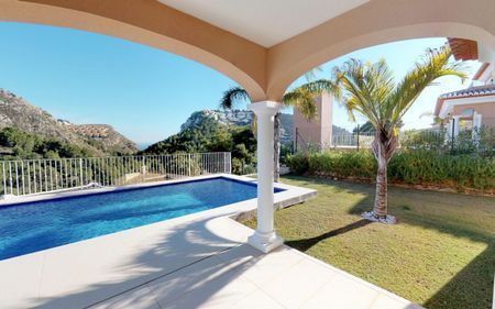 Se alquila para todo el año un estupendo chalet independiente con piscina en Moraira - Photo 2