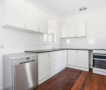 Freshly Painted 3 Bedroom Home, Renovated Kitchen, Fantastic Location! - Photo 5