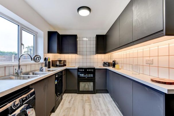 6 bedroom house to rent - Photo 1