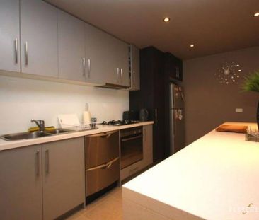 MODERN TOWNHOUSE | GREAT LOCATION | LARGE AND SPACIOUS - Photo 4