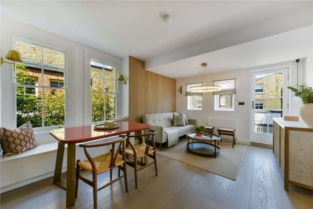 A recently refurbished two bedroom apartment with a private roof terrace and plenty of natural light located on Albert Bridge Road. - Photo 2