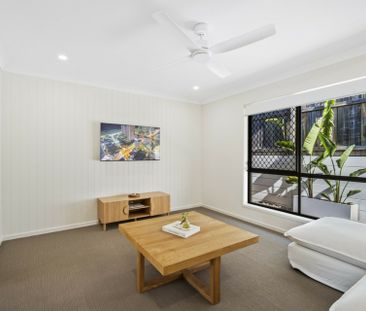 IMMACULATE FAMILY HOME - Photo 5