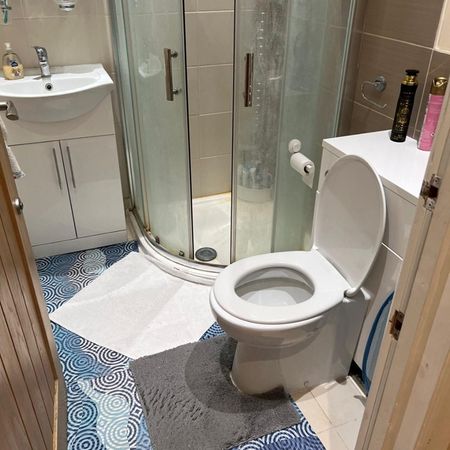 Room in a Shared House, High Road, N12 - Photo 3