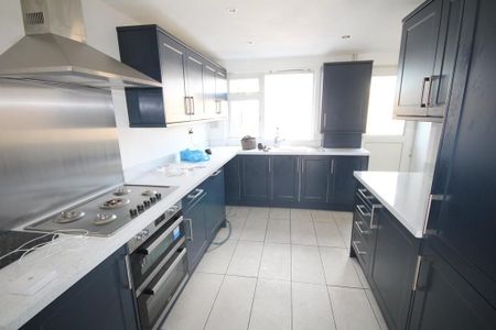 3 bedroom terraced house to rent - Photo 5