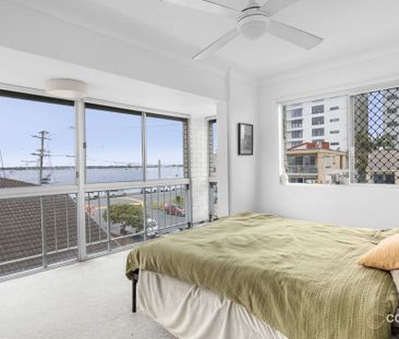 Spacious Two-Level Apartment – Stunning Water Views - Photo 5