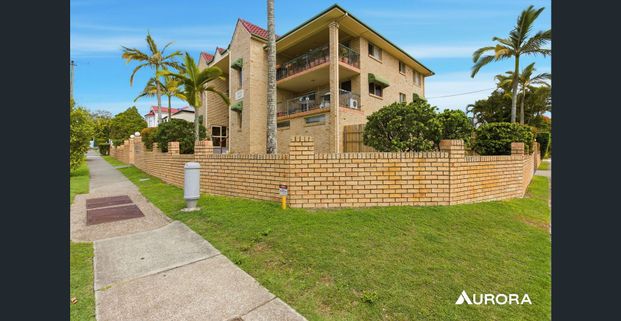 Private Ground Floor Apartment with Spacious Layout and Oversized Balcony - Photo 1