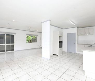 Fully Air Conditioned and Fully Tiled - Solar - Single Carport - Photo 3