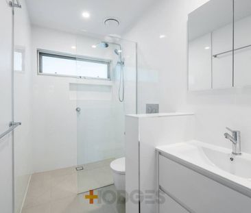 BRIGHT & AIRY | 350M TO BEACH | BEAUTIFULLY REFURBISHED - Photo 4