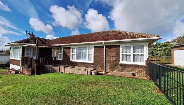 Family home with a big yard! - Photo 1