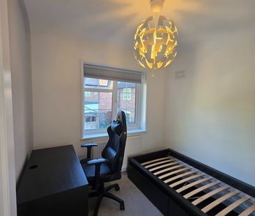 3 Bed Terraced House, Central Road, SM4 - Photo 3