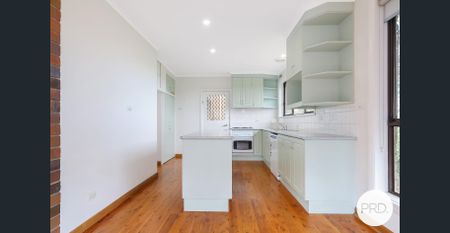 SPACIOUS FAMILY HOME! SOUGHT AFTER LOCATION! - Photo 2