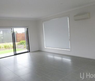 Three Bedroom Ensuite Terrace House in Googong - Photo 6