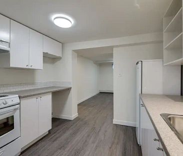 Renovated1-Bdrm Suite with Garage! Incl. utilities. Minutes from downtown | 11605 89 Street Northwest, Edmonton - Photo 1