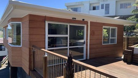 Three bedroom home with city views - Photo 2