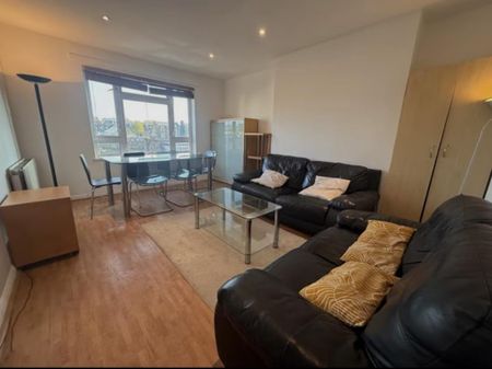 3 bedroom flat to rent - Photo 4