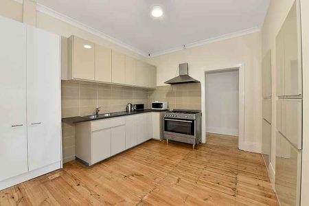 Room 6 (Ensuite) - Photo 3