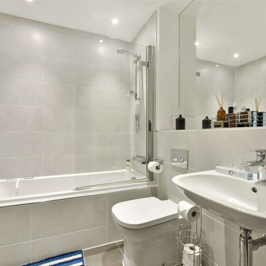 A well-presented three bedroom home, located in a popular development and just over a mile from Maidenhead Station. - Photo 1