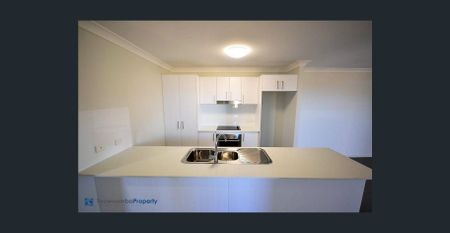 Modern three bedroom unit, close to amenities. - Photo 5