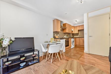 4 Bed Semi-Detached House, Carteret Way, SE8 - Photo 3