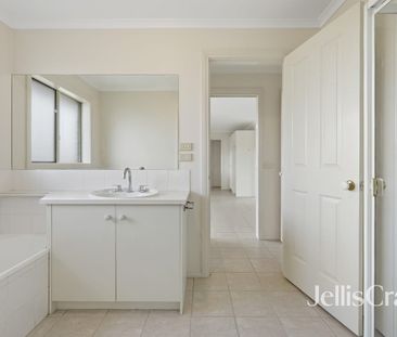 Stylish Coastal Living in a Quiet Chelsea Court - Photo 5