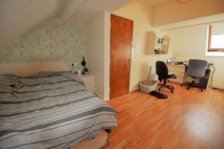 3 bedroom Flat in Otley Road, Leeds - Photo 5