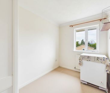 2 bedroom Flat in York Place, Camberley - Photo 3